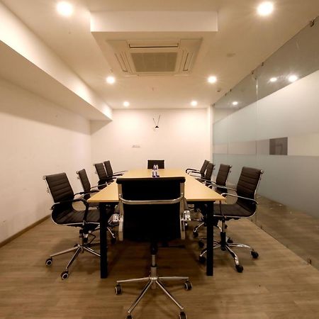 Crayon Hotels Gandhinagar Eksteriør bilde
