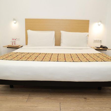 Crayon Hotels Gandhinagar Eksteriør bilde