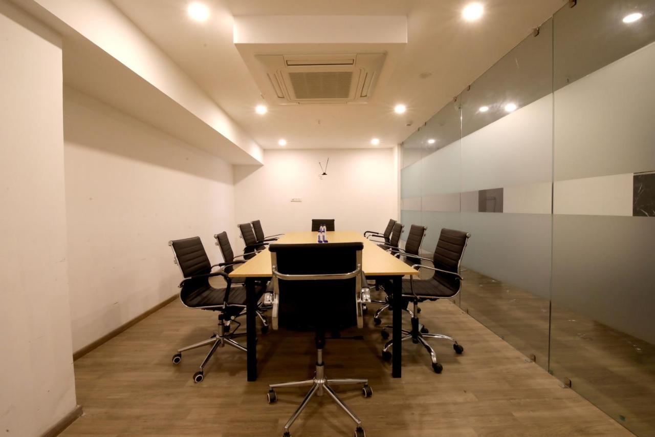 Crayon Hotels Gandhinagar Eksteriør bilde