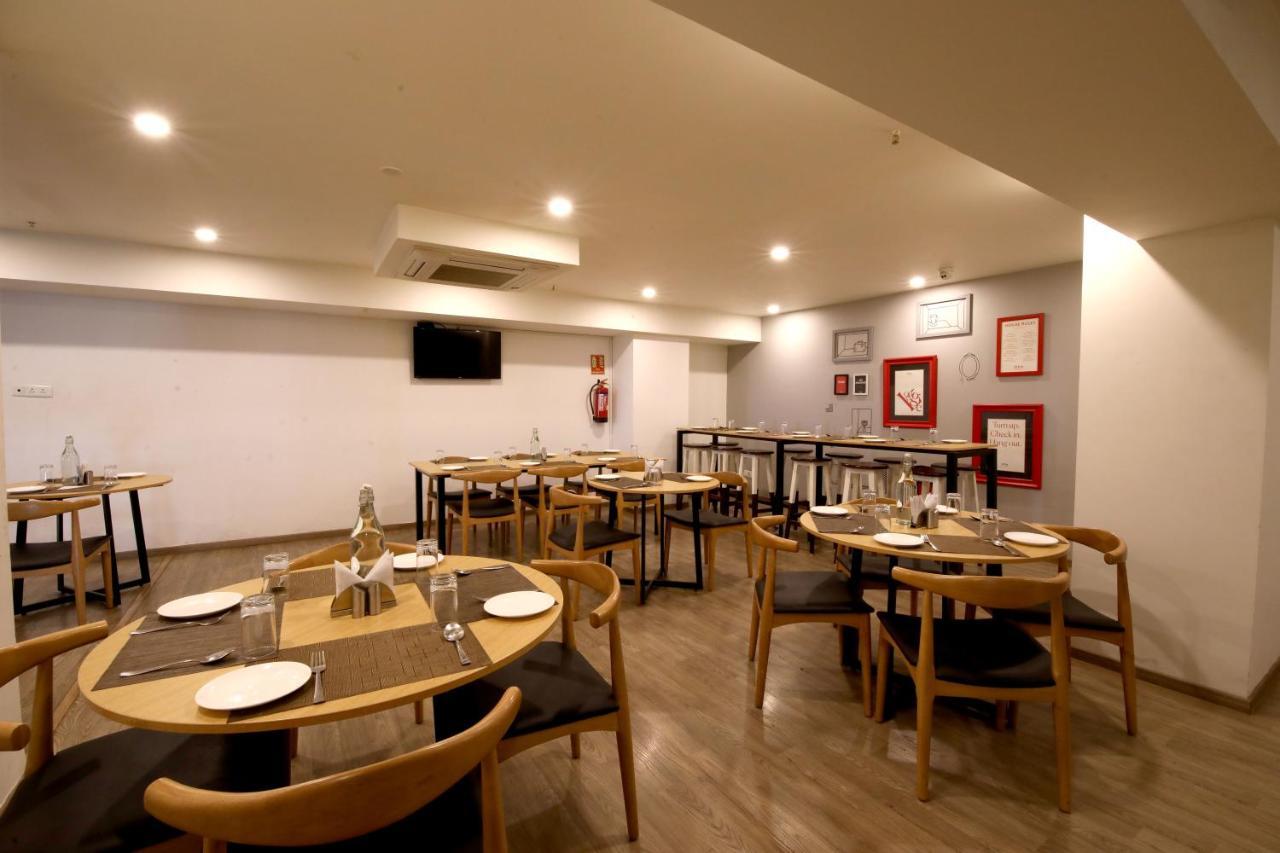 Crayon Hotels Gandhinagar Eksteriør bilde