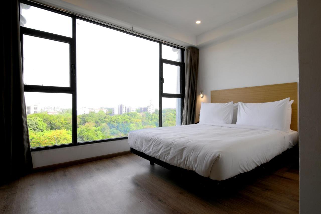 Crayon Hotels Gandhinagar Eksteriør bilde