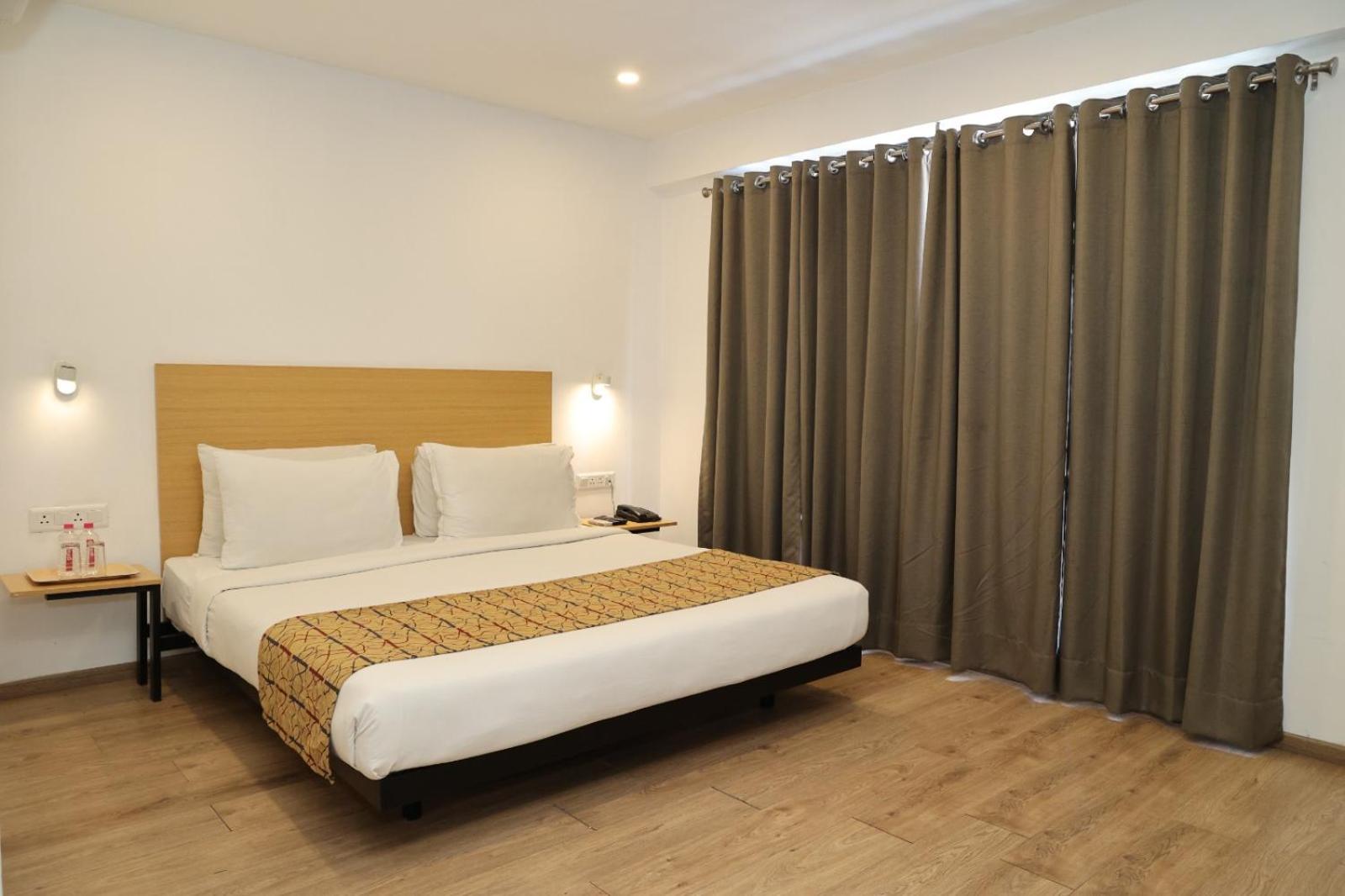 Crayon Hotels Gandhinagar Eksteriør bilde
