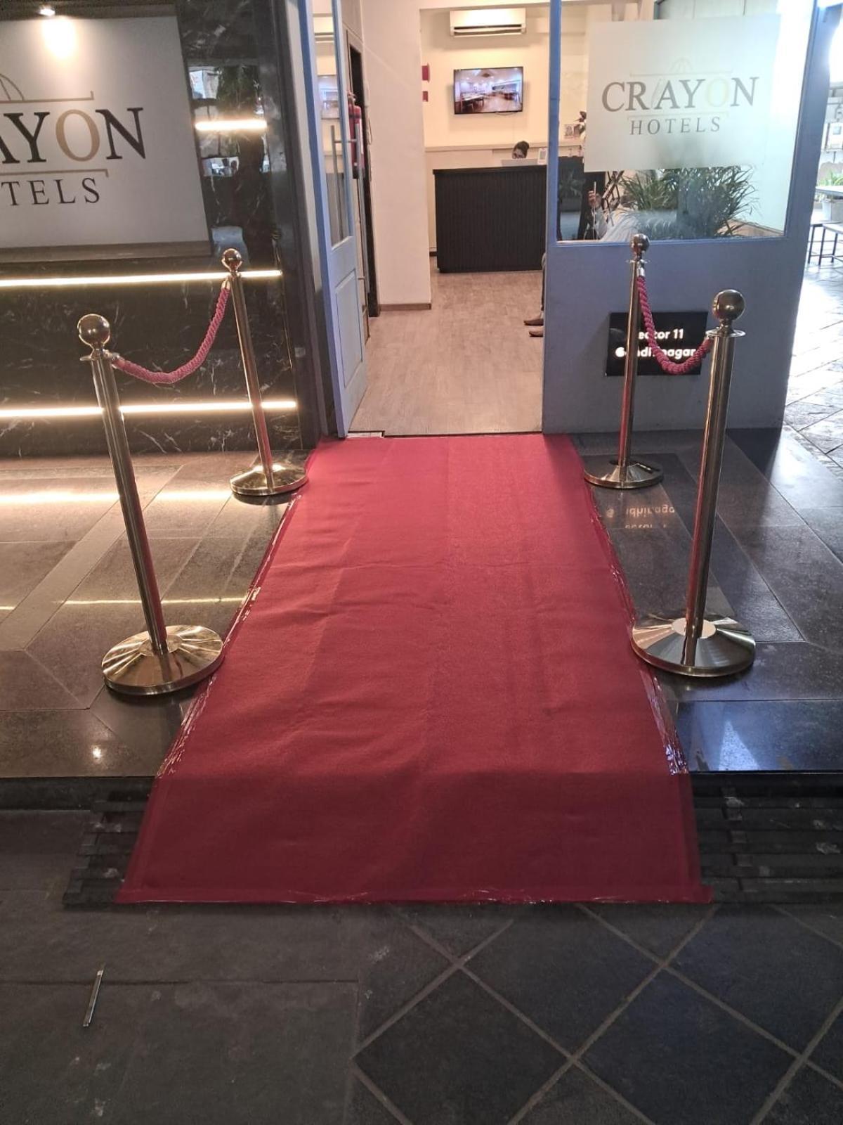 Crayon Hotels Gandhinagar Eksteriør bilde